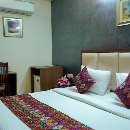 Hotel The Luxe 18 - Golf Course Road Гургаон Экстерьер фото