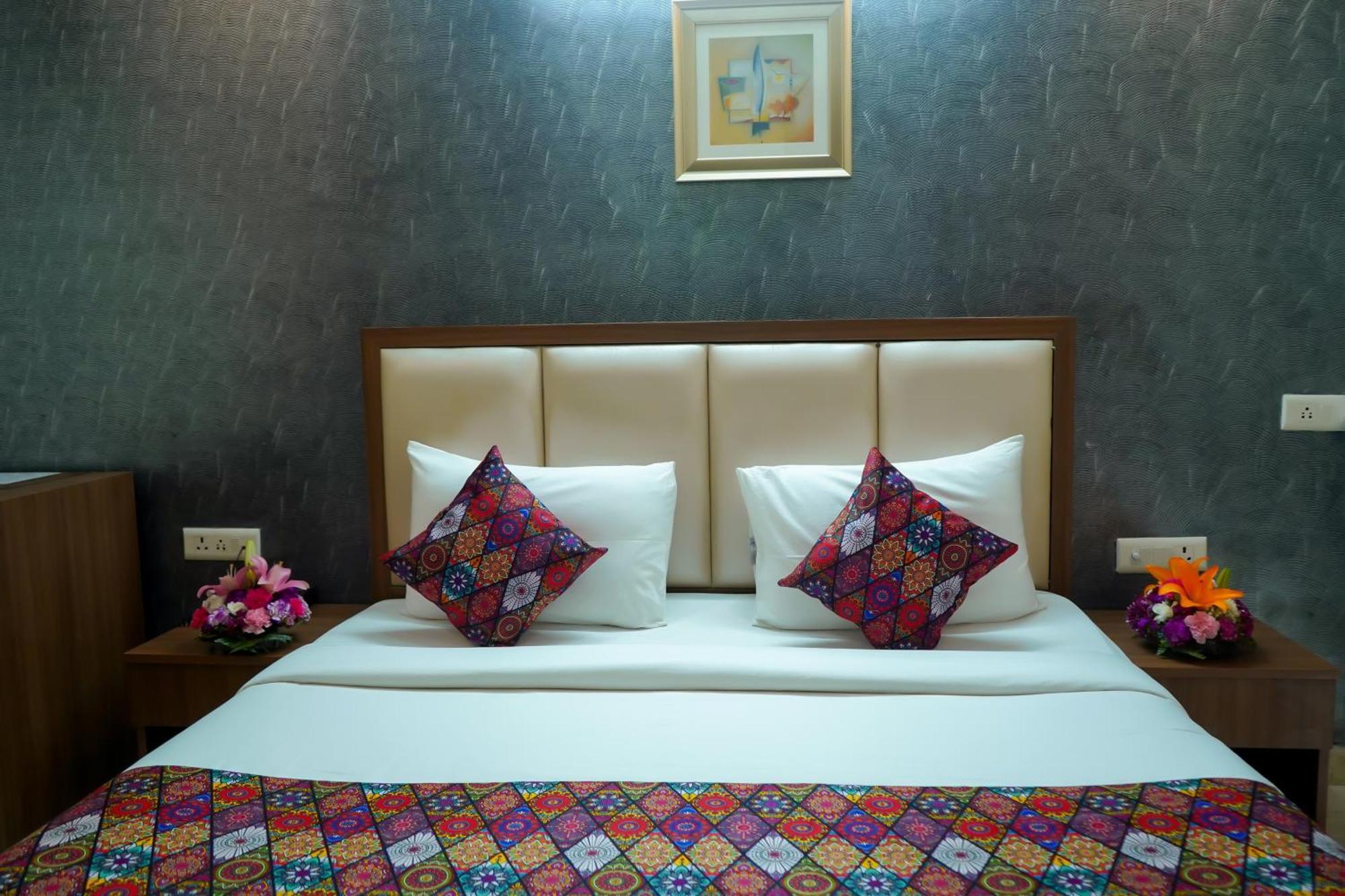 Hotel The Luxe 18 - Golf Course Road Гургаон Экстерьер фото