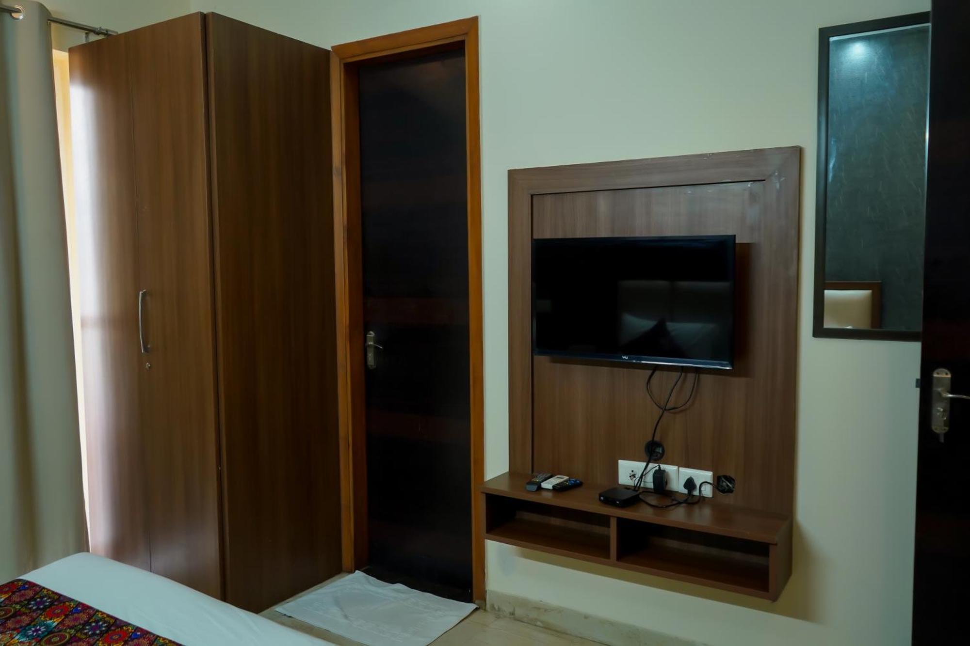 Hotel The Luxe 18 - Golf Course Road Гургаон Экстерьер фото